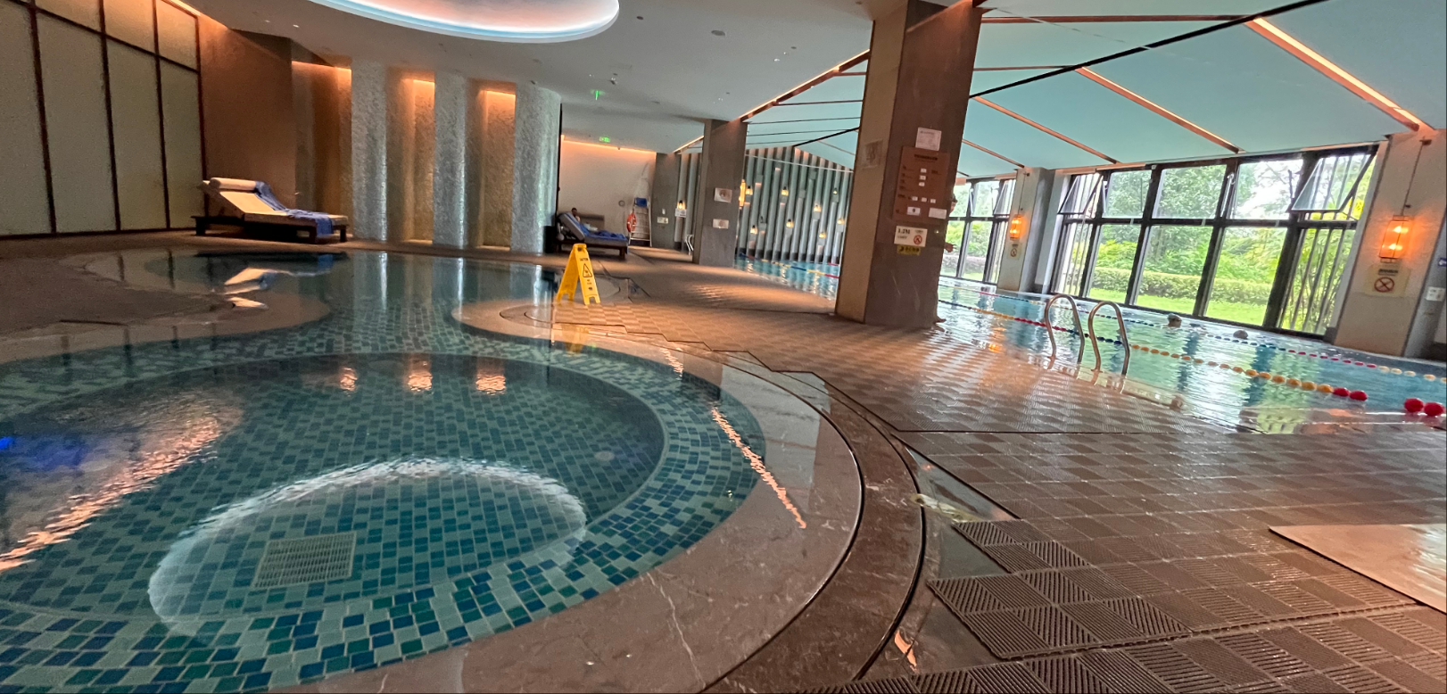 泳池救援记录：幼儿溺水的惊险瞬间与深刻反思