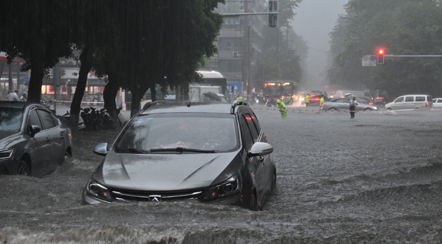 成都暴雨中的街道