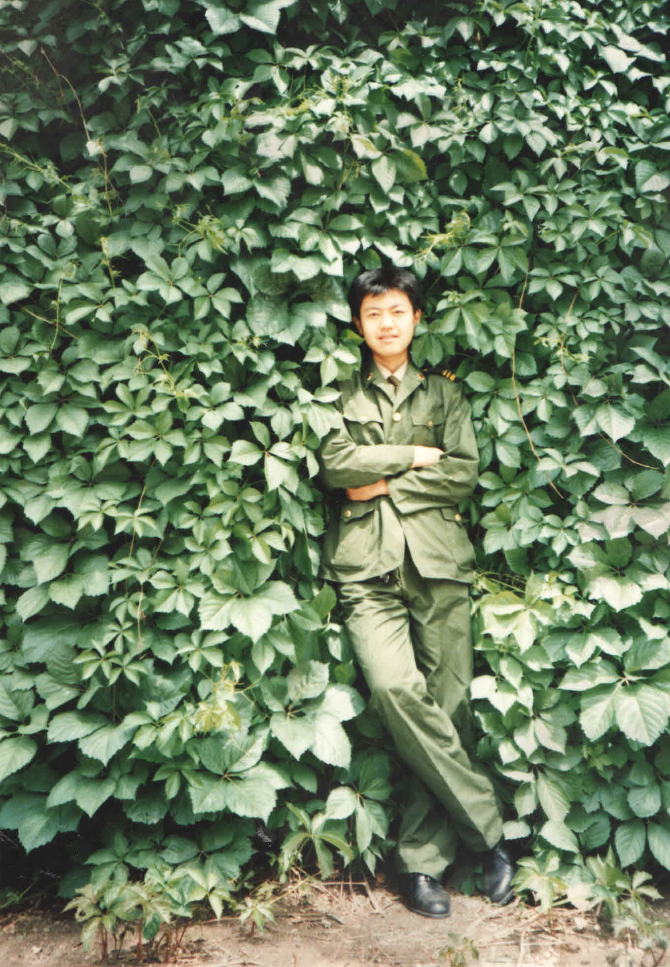 回望三十余年，从参军到如今，人生选择与遗憾在岁月中交织。如果有平行宇宙，另一个我又会如何？