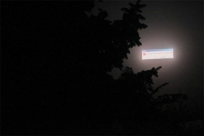 雾中Bug：从广告牌死机到虚拟宇宙的哲思”