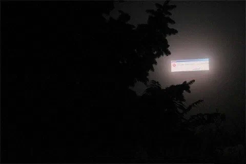 雾中Bug:从广告牌死机到虚拟宇宙的哲思”